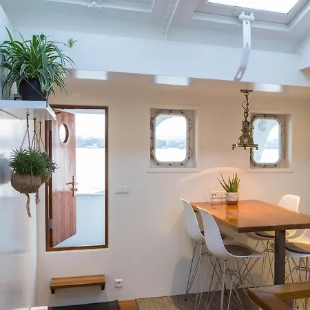 M/s Svalbard Úszó hotel